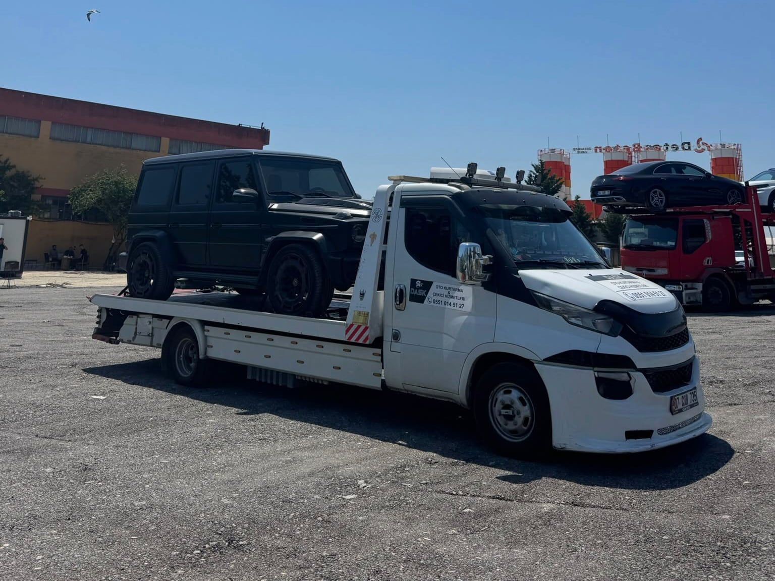 Kayar kasada siyah arazi aracı