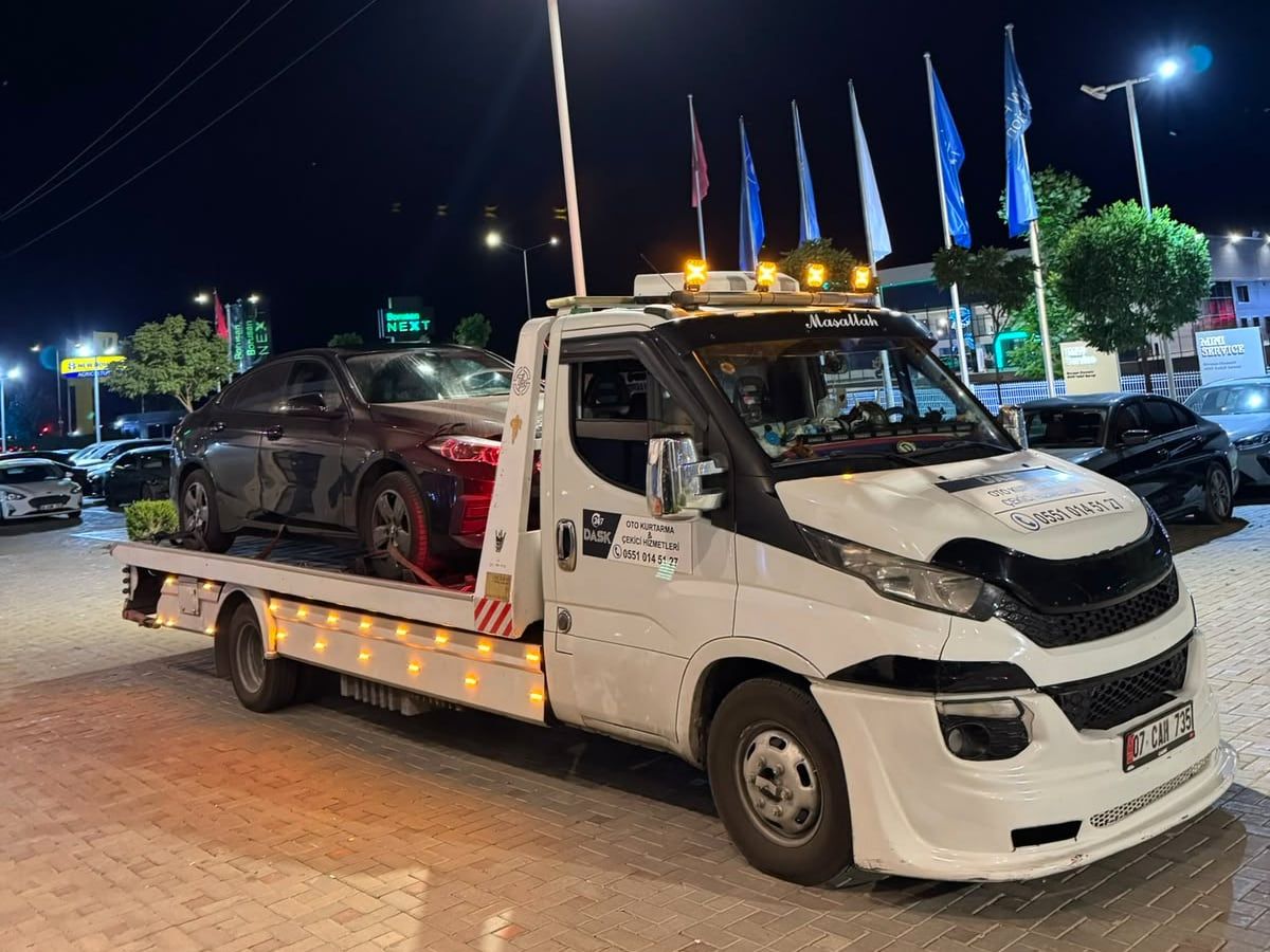 Gece ikaz lambaları yanan çekici