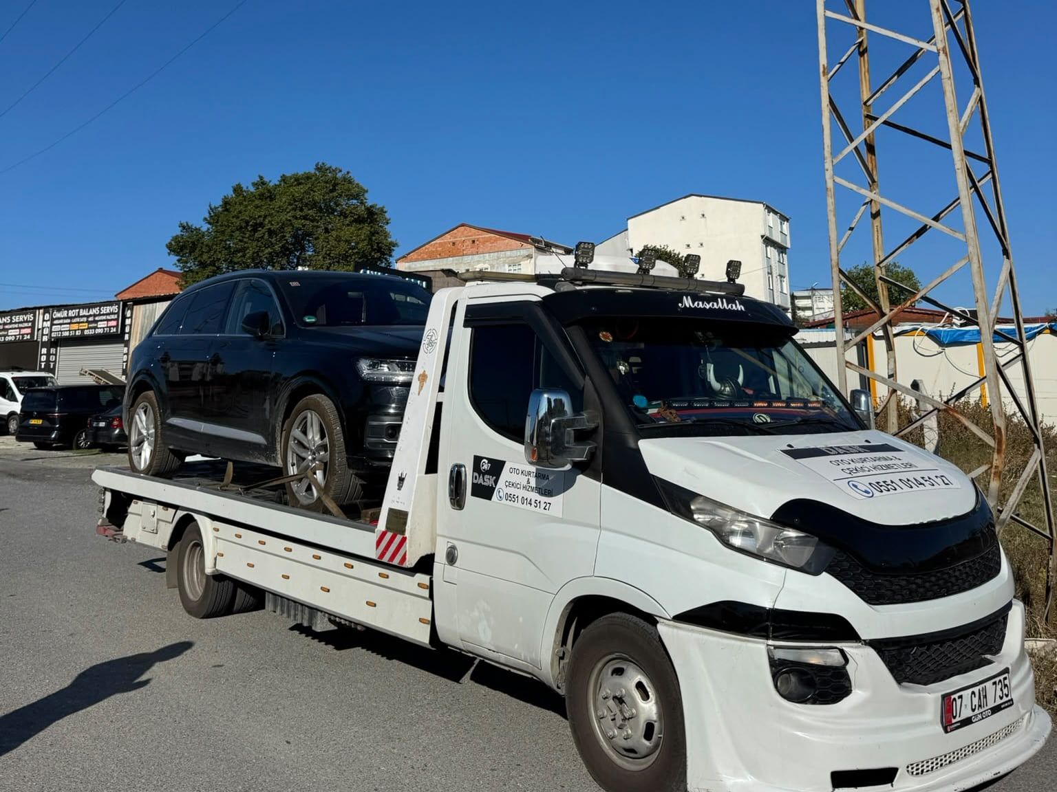 Dask Oto Kurtarma çekicisi, kasasında siyah SUV