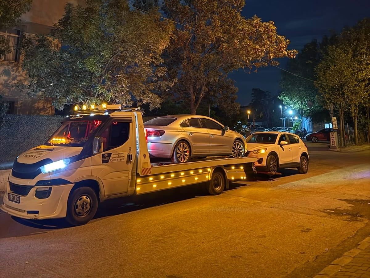 Gece çağrısında iki aracı taşıyan çekici