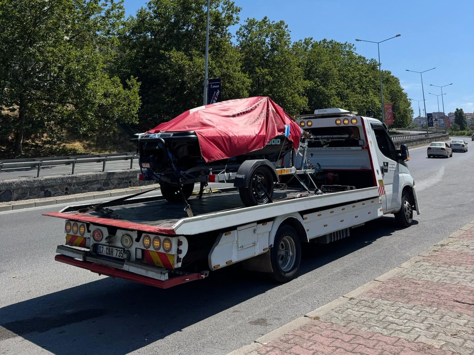Üzeri örtülü yükle otoyolda ilerleyen kayar kasalı çekici